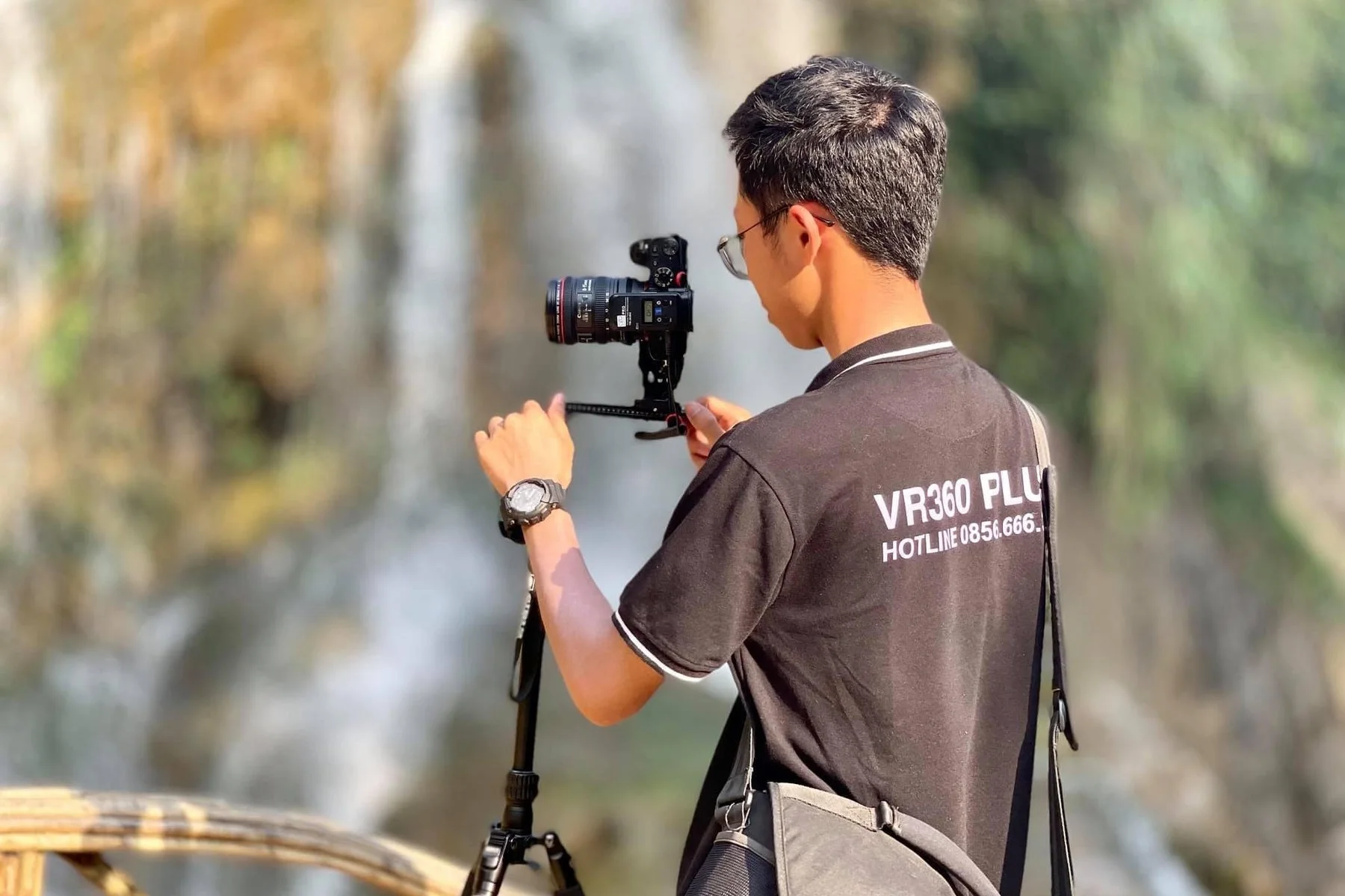 Nhân viên VR360 vận hành máy ảnh trên chân máy ngoài hiện trường
