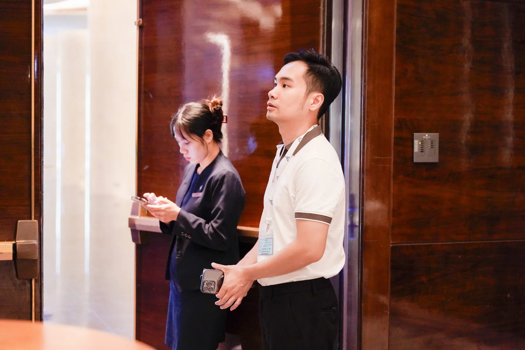 Nhân viên trao đổi trong hành lang khách sạn