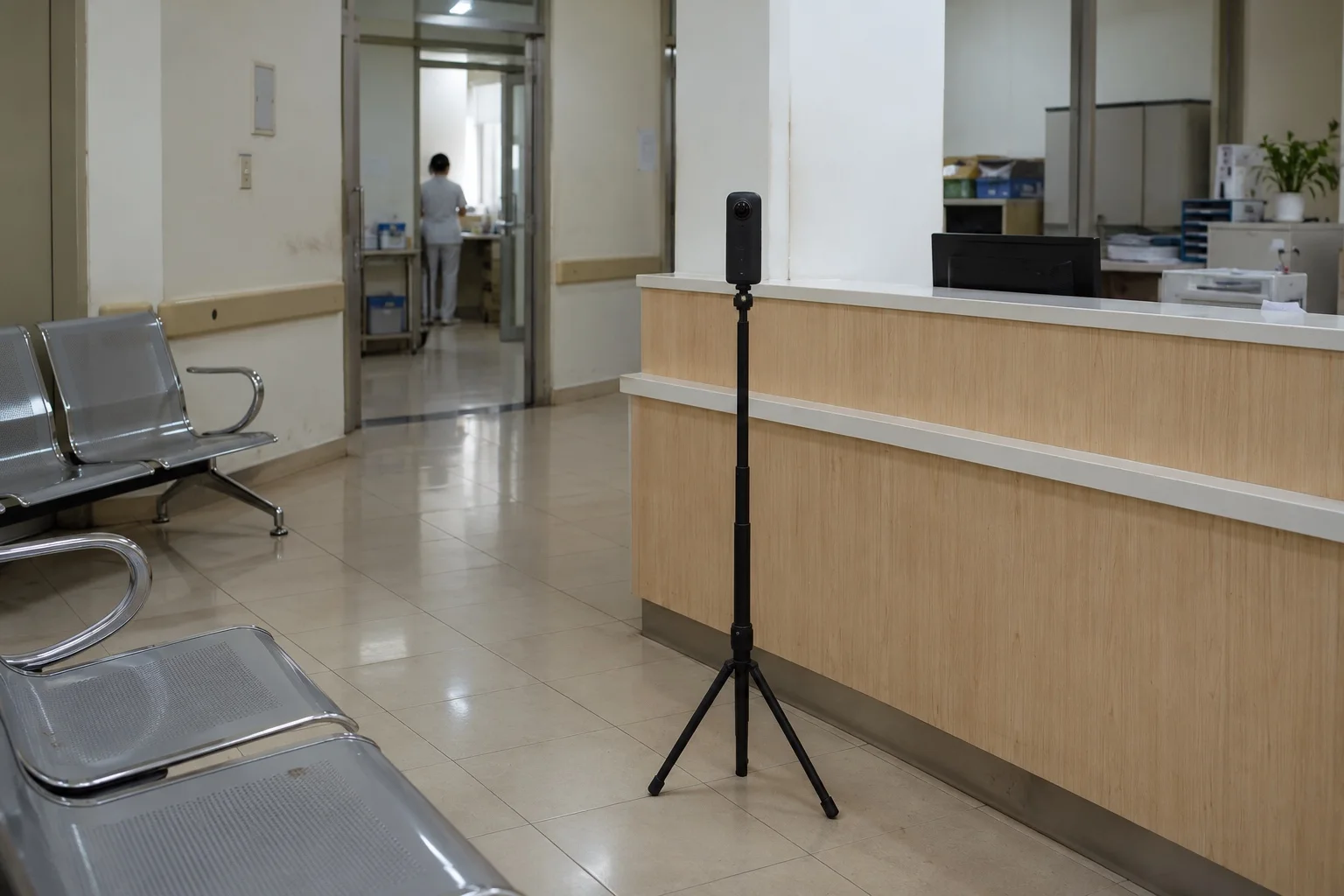 Camera 360 trên tripod ghi hình quầy tiếp đón bệnh viện vắng người