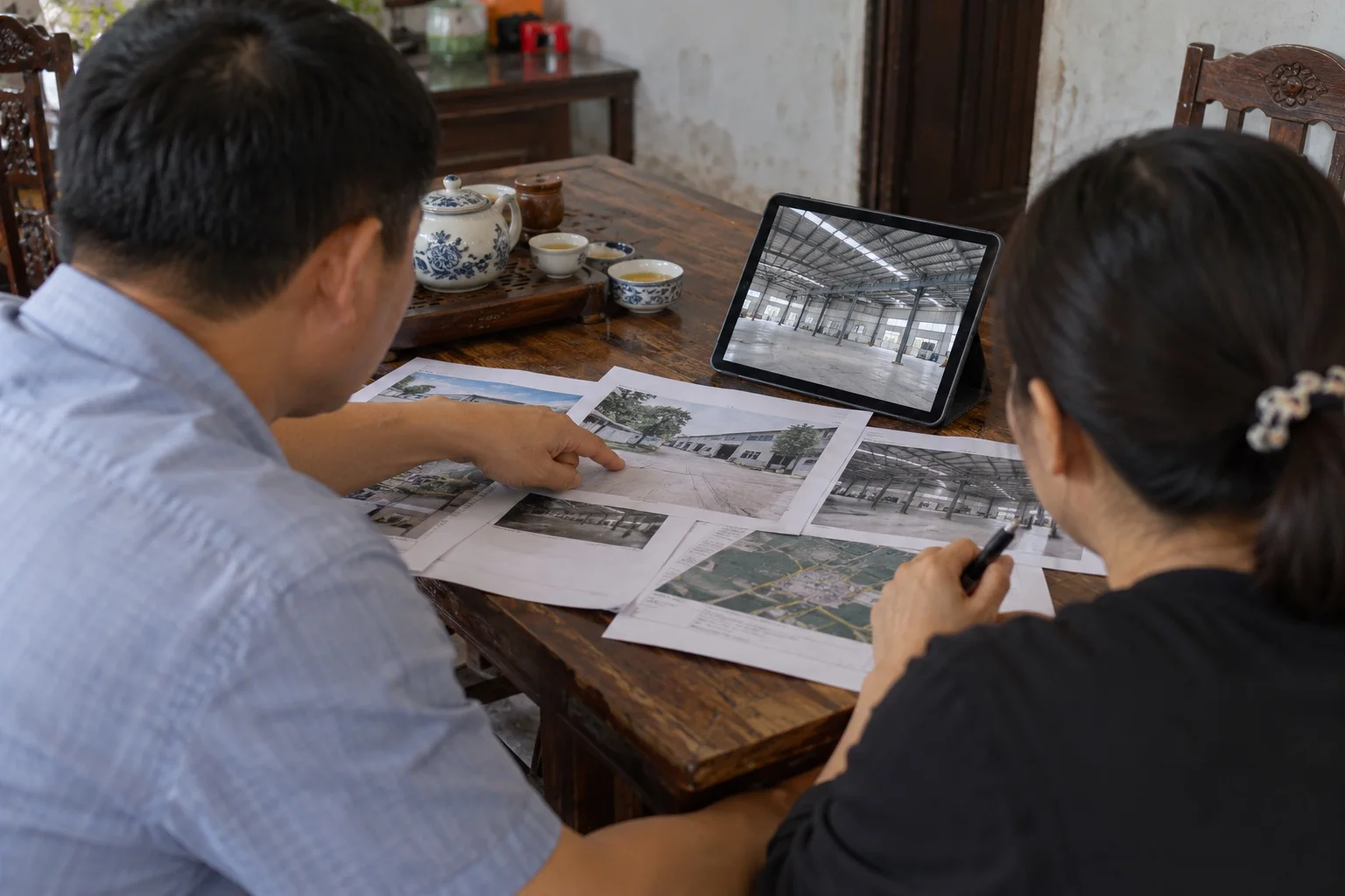 Nhóm rà soát bản in và ảnh tour nhà máy trước khi trích dẫn