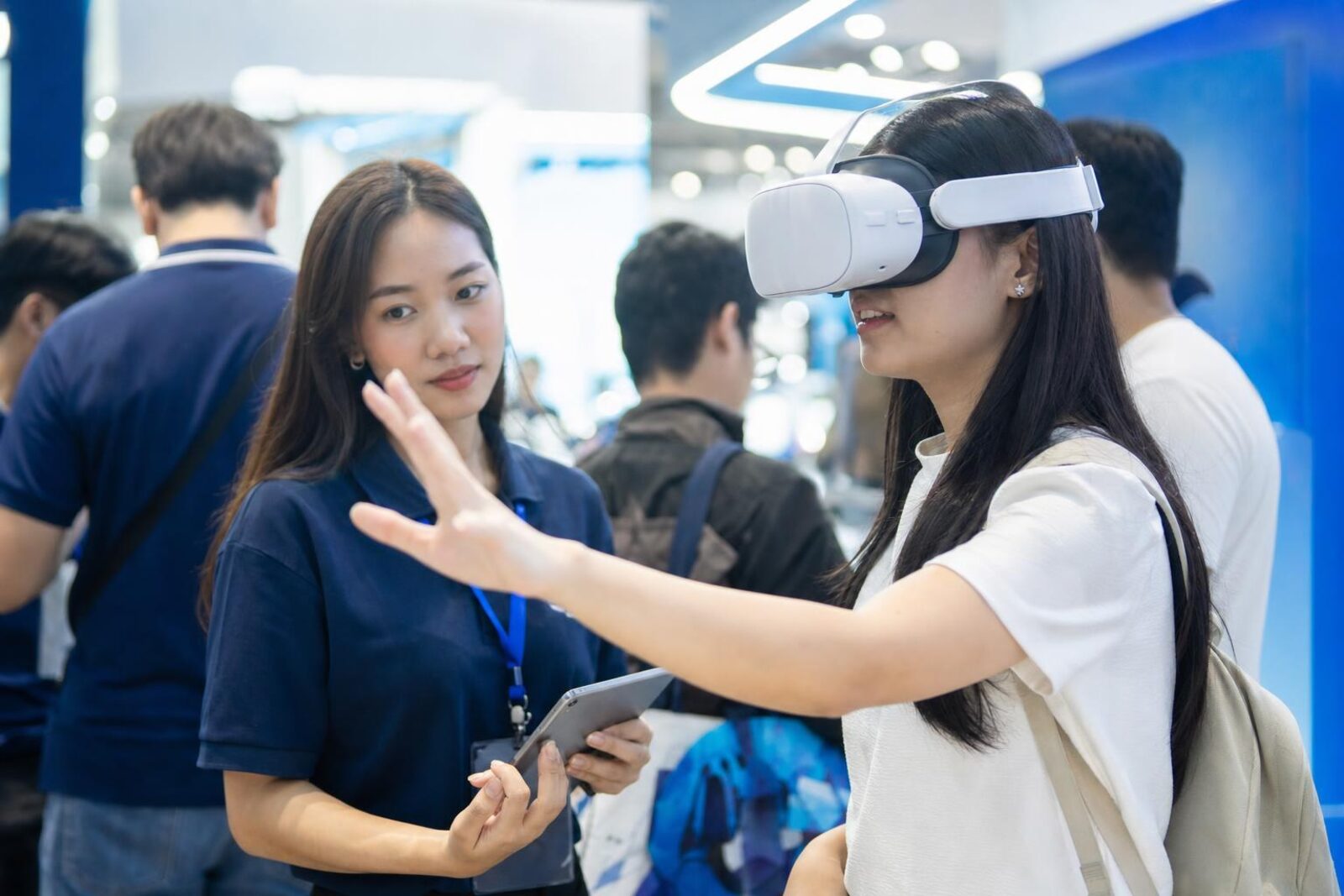 Khách tham quan trải nghiệm kính VR tại gian hàng triển lãm