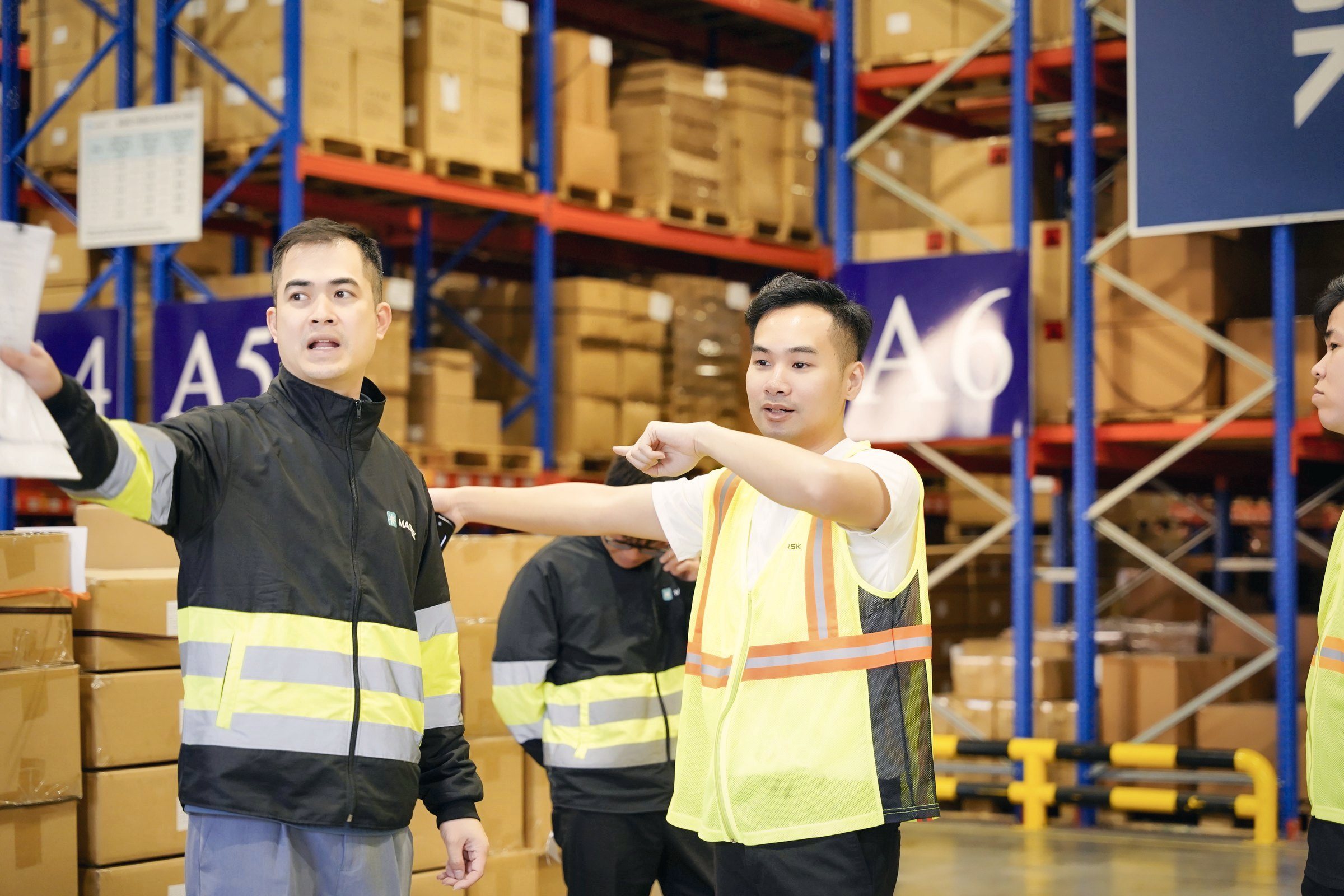 Ekip VR360.ONE kiểm tra khung hình tại kho Maersk