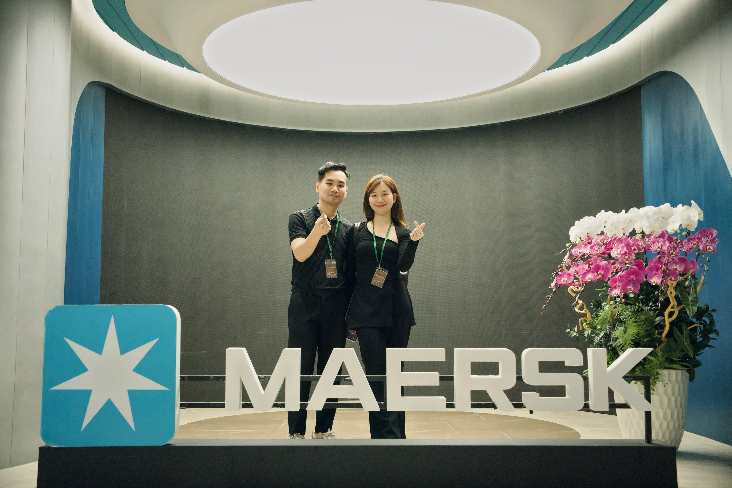Ekip VR360.ONE dựng máy ghi hình 360 trong kho Maersk