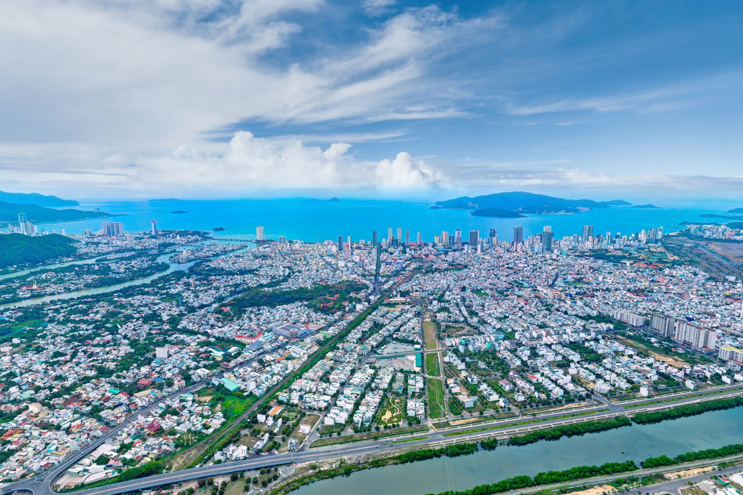 Toàn cảnh vịnh Nha Trang nhìn từ flycam tại dự án KVG Mozzadiso trong tour VR360