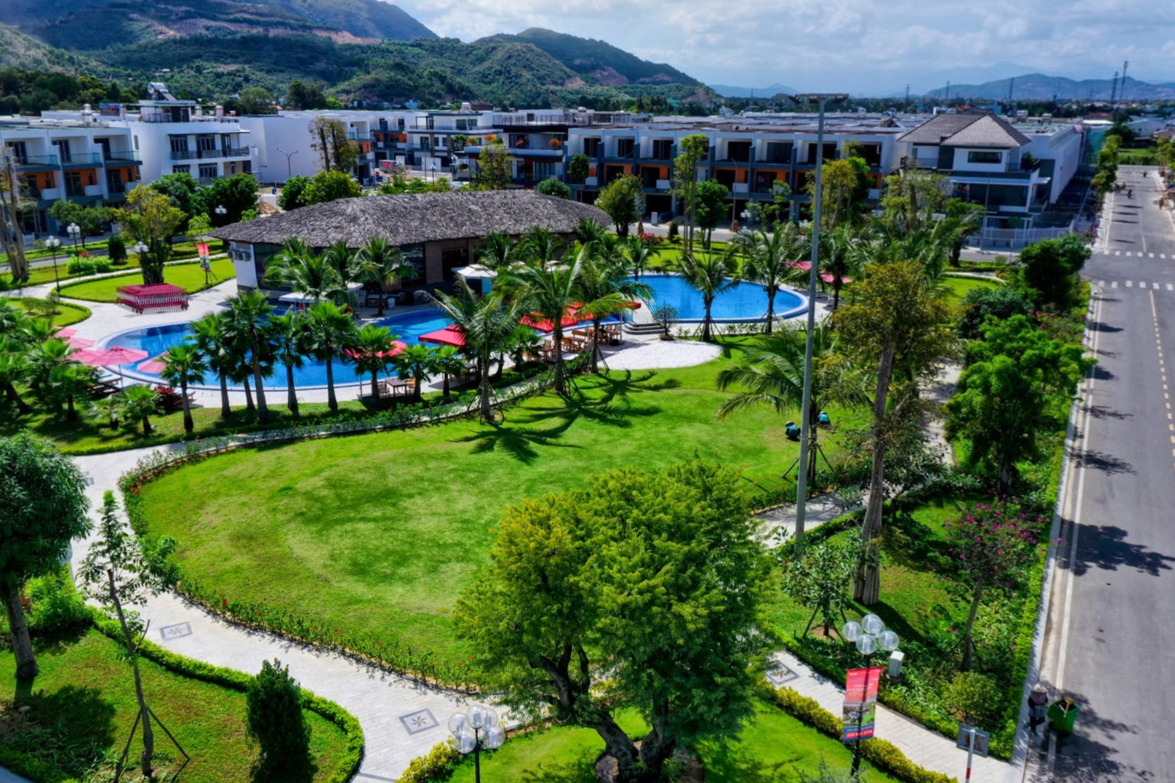 Khu villa và hồ bơi KVG Mozzadiso đã hoàn thiện, chụp flycam thật